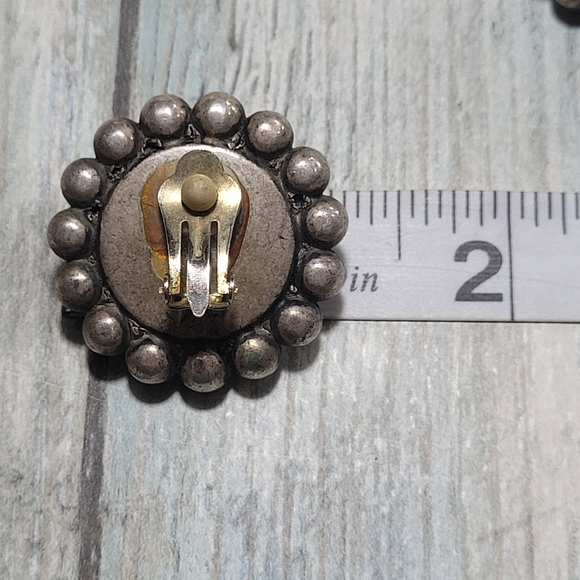 Vintage Clip on Earrings. - Picture 3 of 8